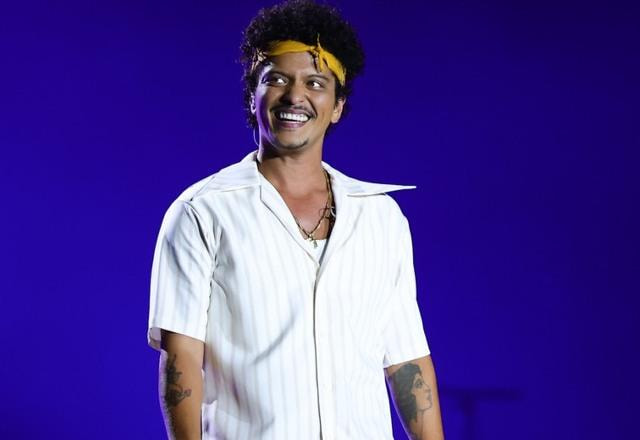 Foto de Bruno Mars sorrindo no palco em show no Brasil