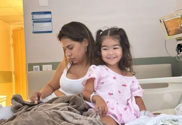 Simone Mendes e filha em foto