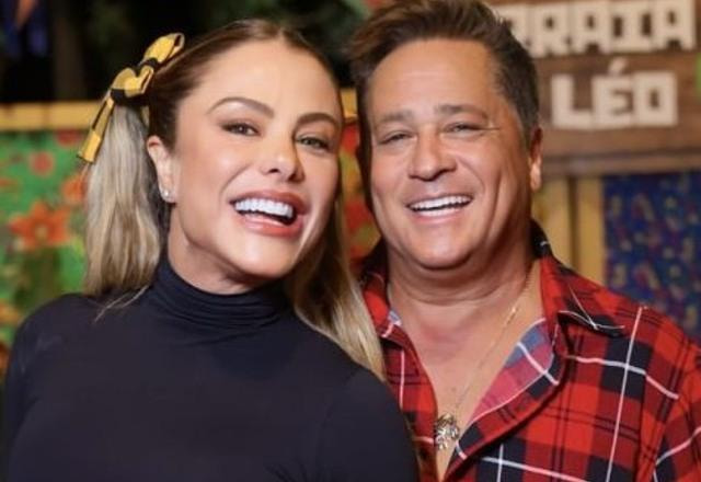 Foto de Leonardo junto com sua esposa Poliana Rocha, sorrindo para a foto