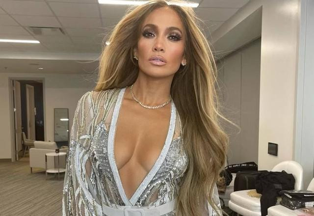 Foto de Jennifer Lopez maquiada e com um vestido brilhante