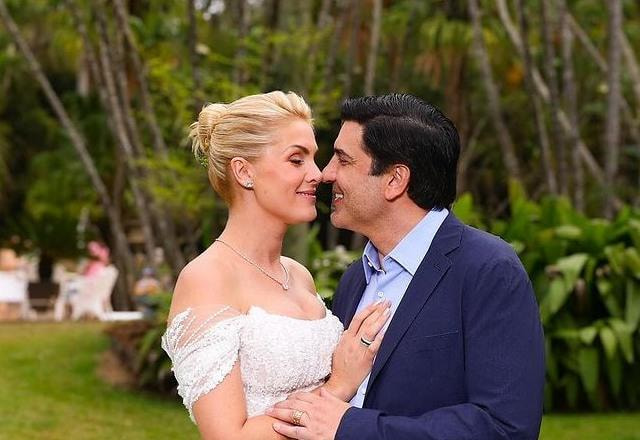 Foto de Ana Hickmann vestida de noiva ao lado de Edu Guedes, com os rostos próximos