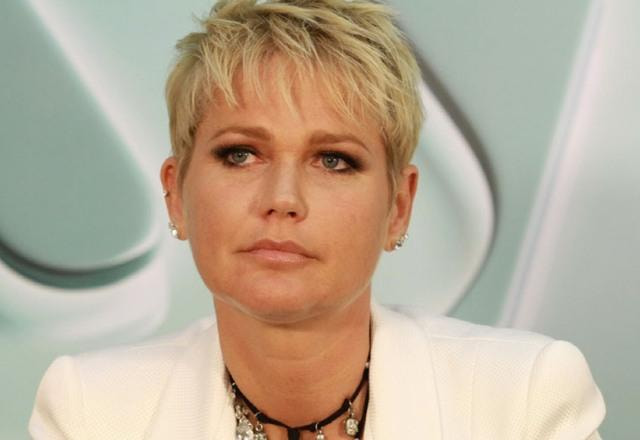 Foto de Xuxa com o semblante transparecendo estar incomodada