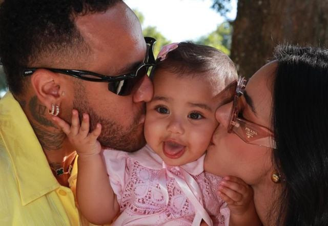 Foto de Neymar e Bruna Biancardi beijando a filha Mavie