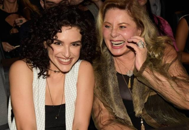 Foto de Kéfera junto a Vera Fisher, ambas sentadas e rindo