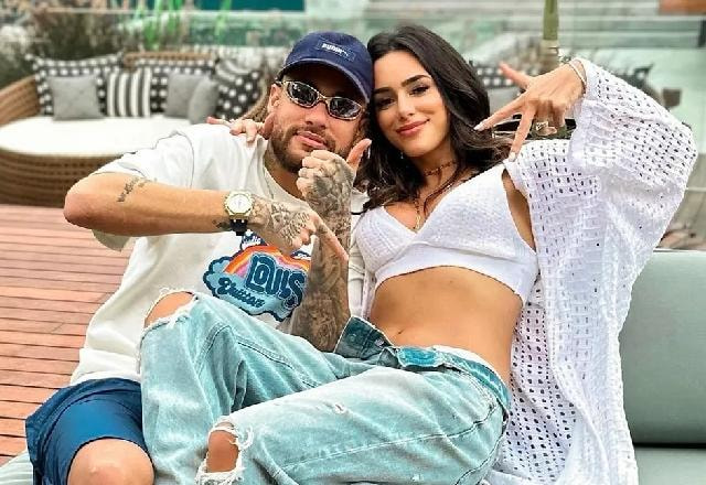 Neymar e Bruna Biancardi posam juntos para foto.