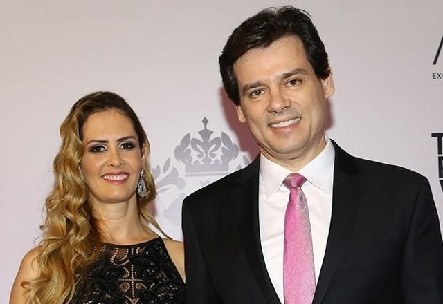 Foto de Celso Portiolli junto a esposa Suzana, vestidos para uma festa