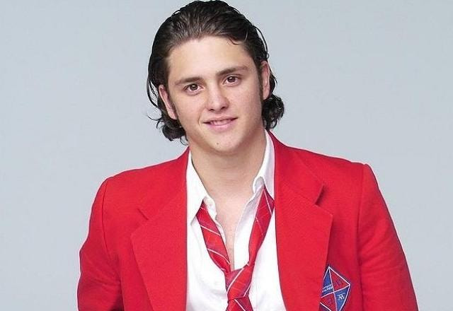 Foto de Christopher von Uckermann, do grupo RBD, jovem e vestido com a roupa vermelha típica do grupo