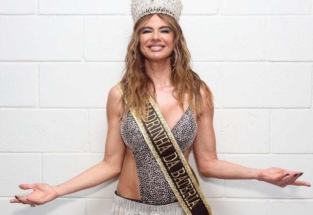 Foto de Luciana Gimenez vestida como rainha de bateria da escola de samba Vai Vai