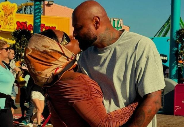Foto de Jojo Todynho beijando o namorado Kléber Bulhões no píer de Santa Mônica nos EUA
