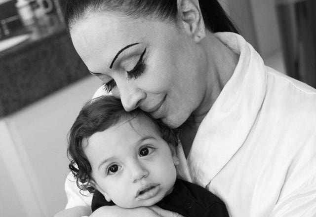 Foto em preto e branco de Claudia Raia abraçando seu filho caçula Luca