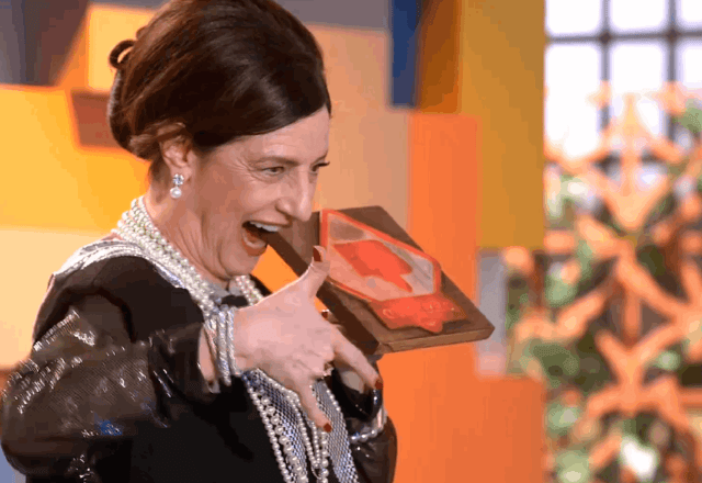 Norma se apresentando no Show de Talentos