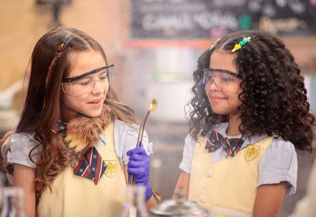 Anna e Manu admiram bala de diamante criada por Goma Behr