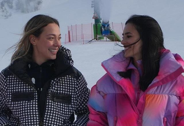 Foto de Bruna Biancardi olhando para Carol Dantas em um local coberto de neve