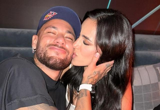 Foto de Bruna Biancardi beijando o rosto de Neymar em viagem a Dubai