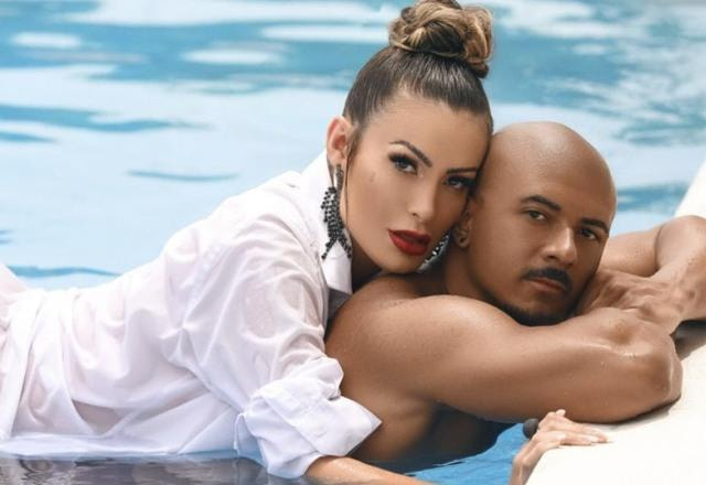 Foto de Andressa Urach em uma piscina junto ao ex-namorado Lucas Ferraz
