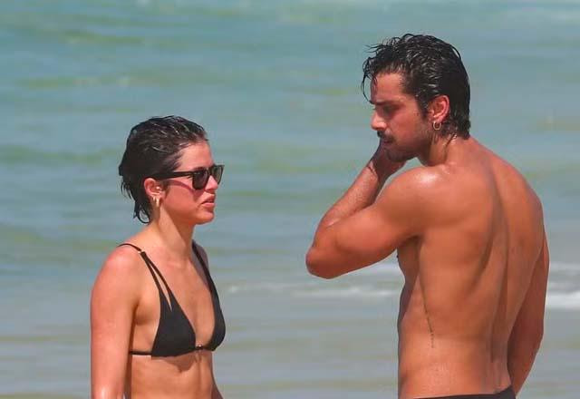 Agatha Moreira e Rodrigo Simas em praia do RJ.