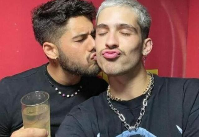 Fofo de Zé Felipe beijando o rosto do irmão João Guilherme