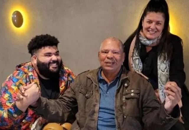Foto de Maguila junto a seu filho gay Junior Ahzura, de mãos dadas