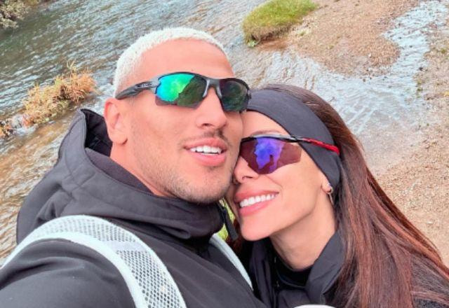 Anitta vive romance com jogador Vinicius Souza e compartilha cliques apaixonados