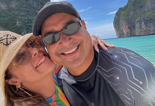 Foto de Carla Perez com seu esposo Xanddy, em uma praia na Tailândia