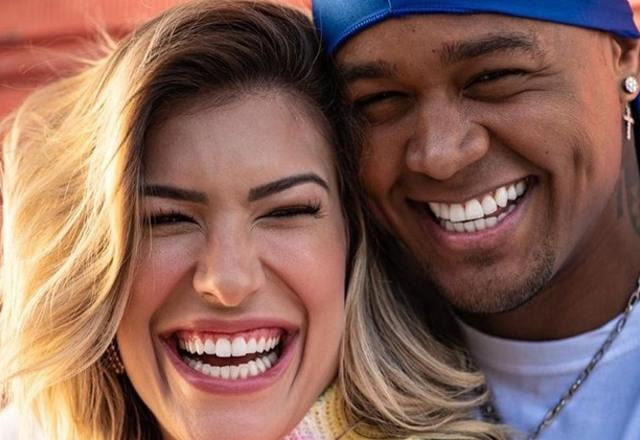 Foto de Leo Santana junto com sua esposa Lore Improta, ambos sorrindo