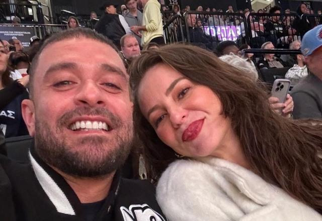 Foto de Paolla Oliveira ao lado de seu namorado Diogo Nogueira em uma partida de basquete em Nova York