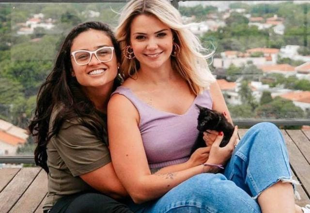 Foto da cantora Luiza Martins abraçada com sua noiva a ex-bbb Marcela McGowan