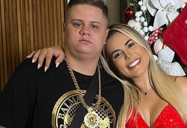 Foto de Deolane Bezerra abraçada com seu filho Gilliard Bezerra