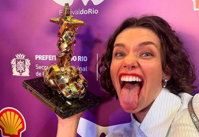 A atriz Bruna Linzmeyer segura um troféu