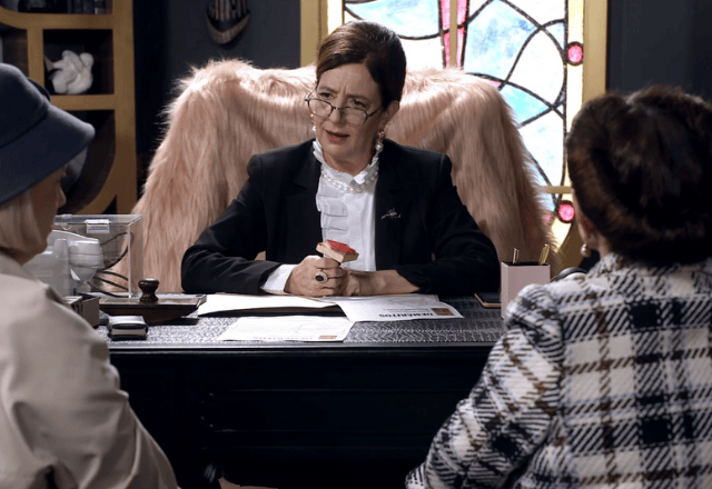 Norma entregando demérito a Shirley e Wanda