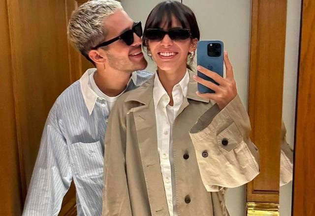 João Guilherme e Bruna Marquezine posam juntos para foto.