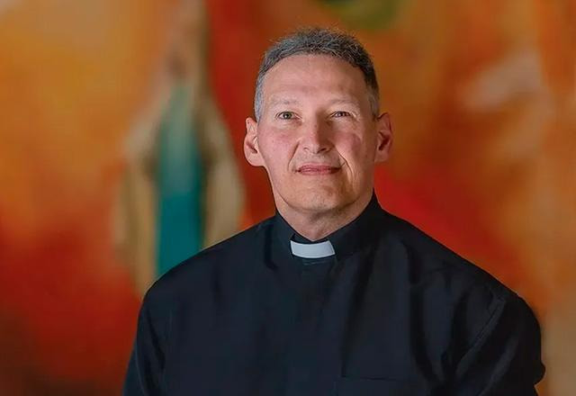 Padre Marcelo Rossi posa para foto.