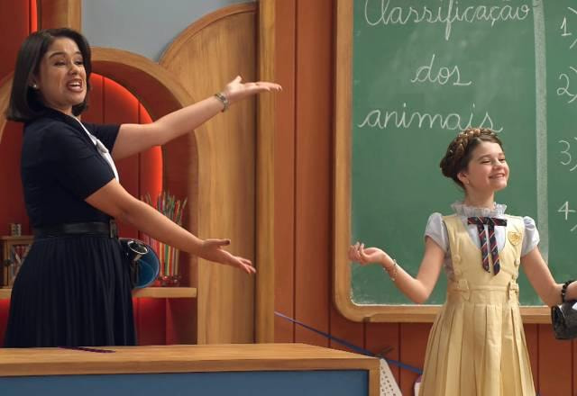 Na sala de aula, Elisa apresenta Lavínia como professora