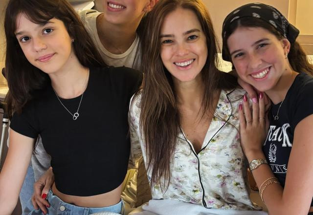 Vera Viel com filhas em foto