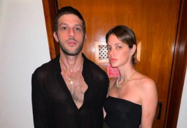 Chay Suede e Laura Neivaa