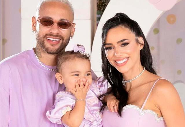 Neymar, Mavie e Bruna Biancardi posam juntos para foto.