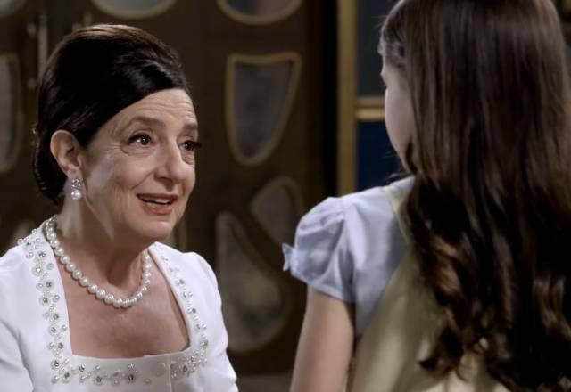 Norma olha para Anna sorrindo