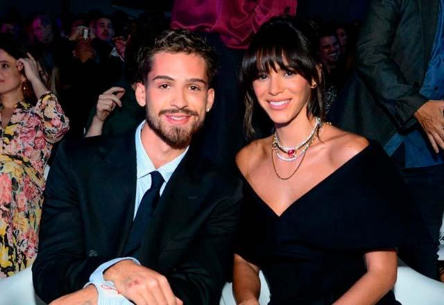 João Guilherme e Bruna Marquezine posam juntos para foto.