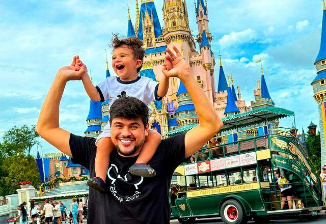 Cristiano com o filho no ombro, na Disney