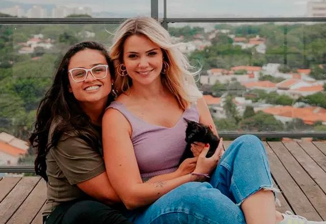 Marcela Mc Gowan e Luiza Martins posam juntas para foto.