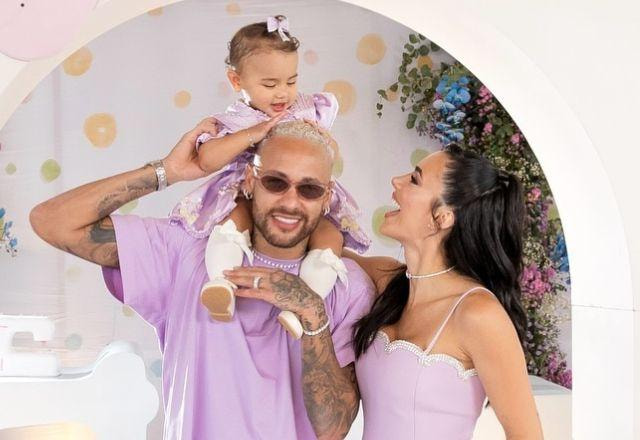 Neymar com Mavie nas costas e Bruna Biancardi olhanod para ela, todos estão sorrindo