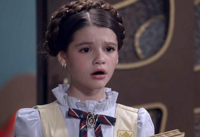Lavínia olha para Anna com expressão de choque