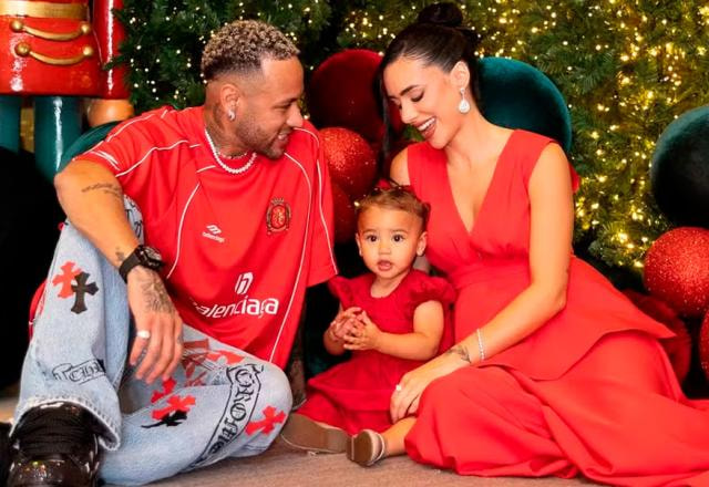 Neymar, Bruna Biancardi e a filha Mavie posam para foto.