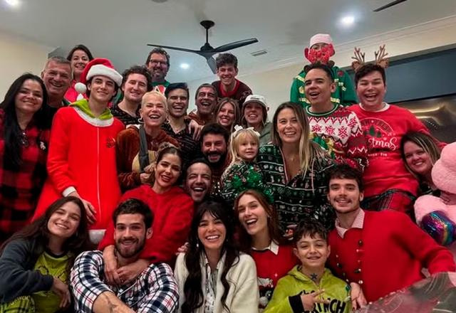 Bruna Marquezine, João Guilherme, Xuxa e convidados durante o Natal.