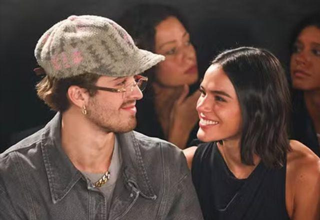 João Guilherme e Bruna Marquezine se olhando na plateia do desfile de Sasha Meneghel