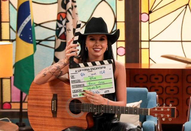 Ana Castela segura claquete nos bastidores da novela