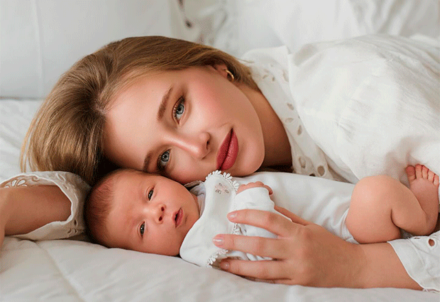 Duda Reis e Aurora, sua filha recém-nascida