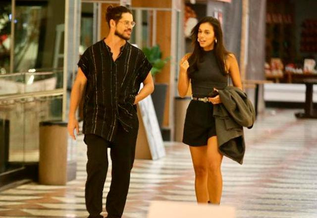 José Loreto e Alane fotografados juntos em shopping.