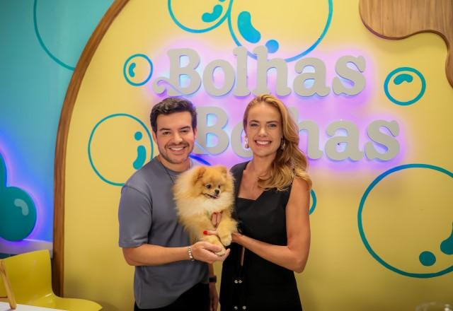 Belutti e Thaís Pacholek posam com cachorro no Pet Shop Bolhas e Bolhas
