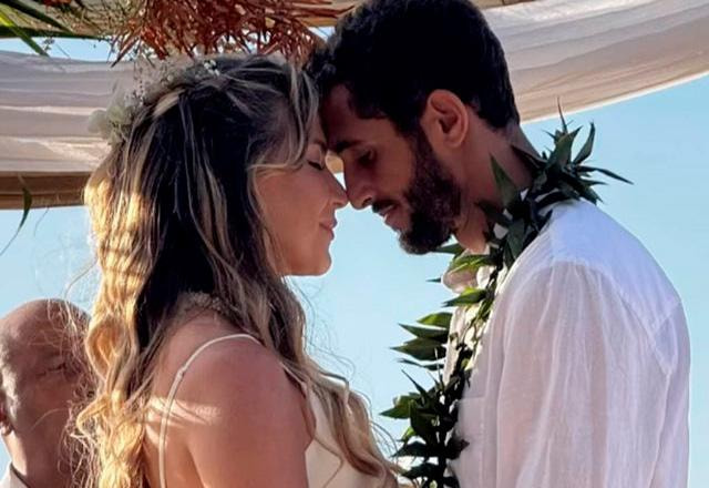 Monise Alves e Lucas Chumbo juntos durante casamento no Havaí.